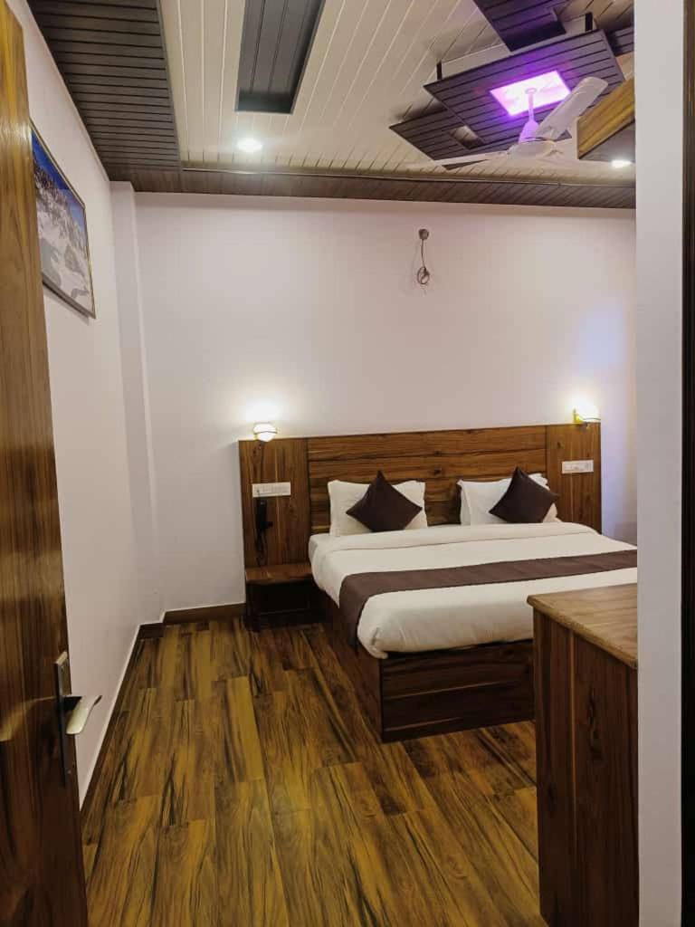 Hotel Kasauli View Cafe Restaurant Open Terrace Mountain View Exterior photo